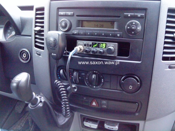 CB Radio w Volkswagenie dostawczym zamontowane na stałe.